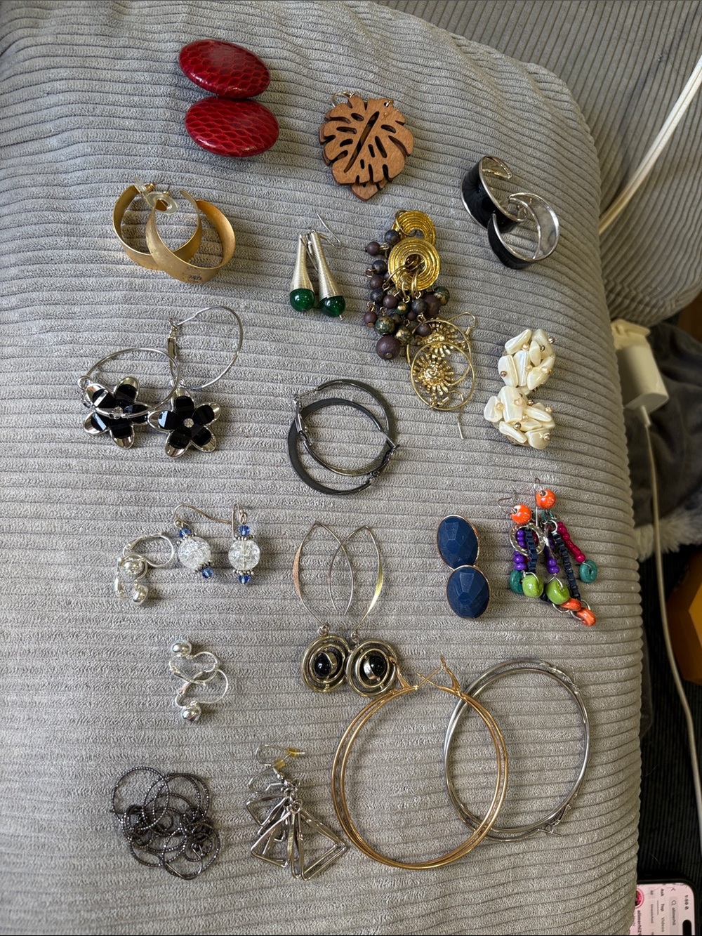 Unbranded Fashion Earrings Women OS Multicolor Excellent 15 Pair Vintage Lot